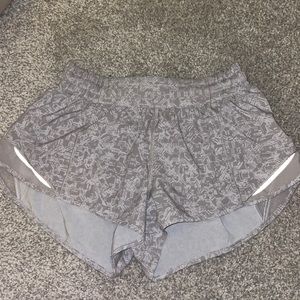 lululemon hotty hot shorts size 6/ 2.5 in